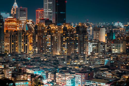 Free Vibrant city skyline illuminated at night showcasing urban architecture and city lights. Stock Photo