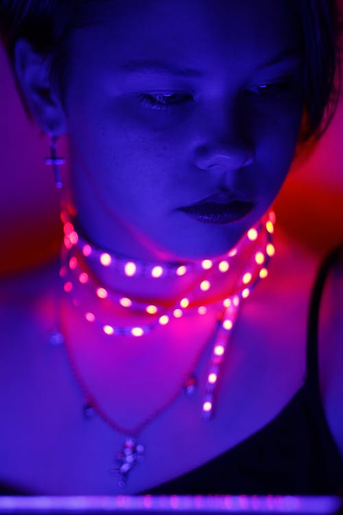 Kostenloses Stock Foto zu beleuchtet, frau, Neon-Halskette