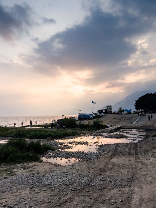 Free A tranquil coastal scene at sunset with puddles reflecting the sky, offering a peaceful outdoor atmosphere. Stock Photo