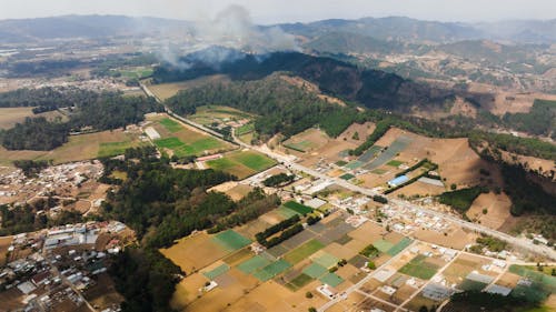 Ingyenes stockfotó domb, drónfelvétel, farm témában