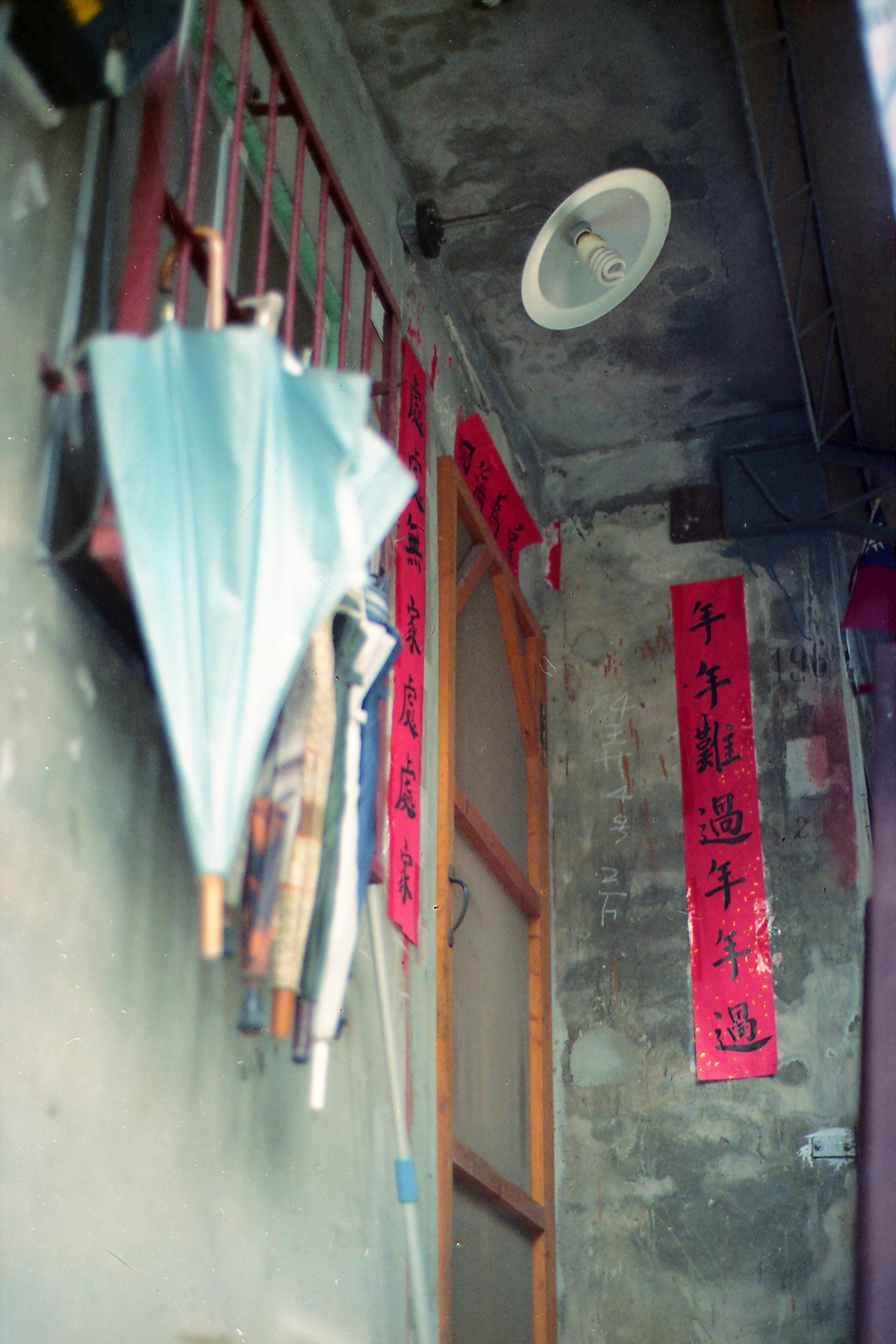 How wide does a bathroom door need to be for a wheelchair?