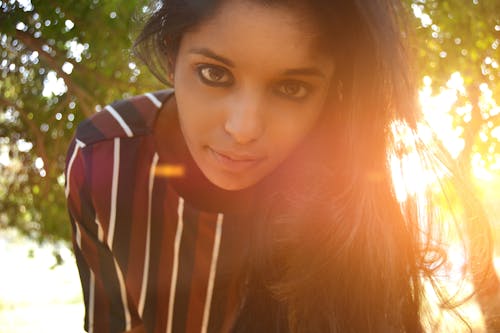 Ilmainen kuvapankkikuva tunnisteilla auringonsäde, intialainen tyttö, kasvitieteellinen puutarha