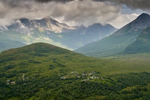Ingyenes stockfotó domb, drónfelvétel, falu témában Stockfotó