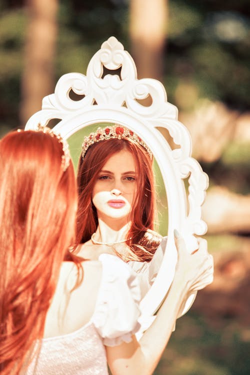 Fotos de stock gratuitas de cabello rojo, enfoque selectivo, espejo de pared