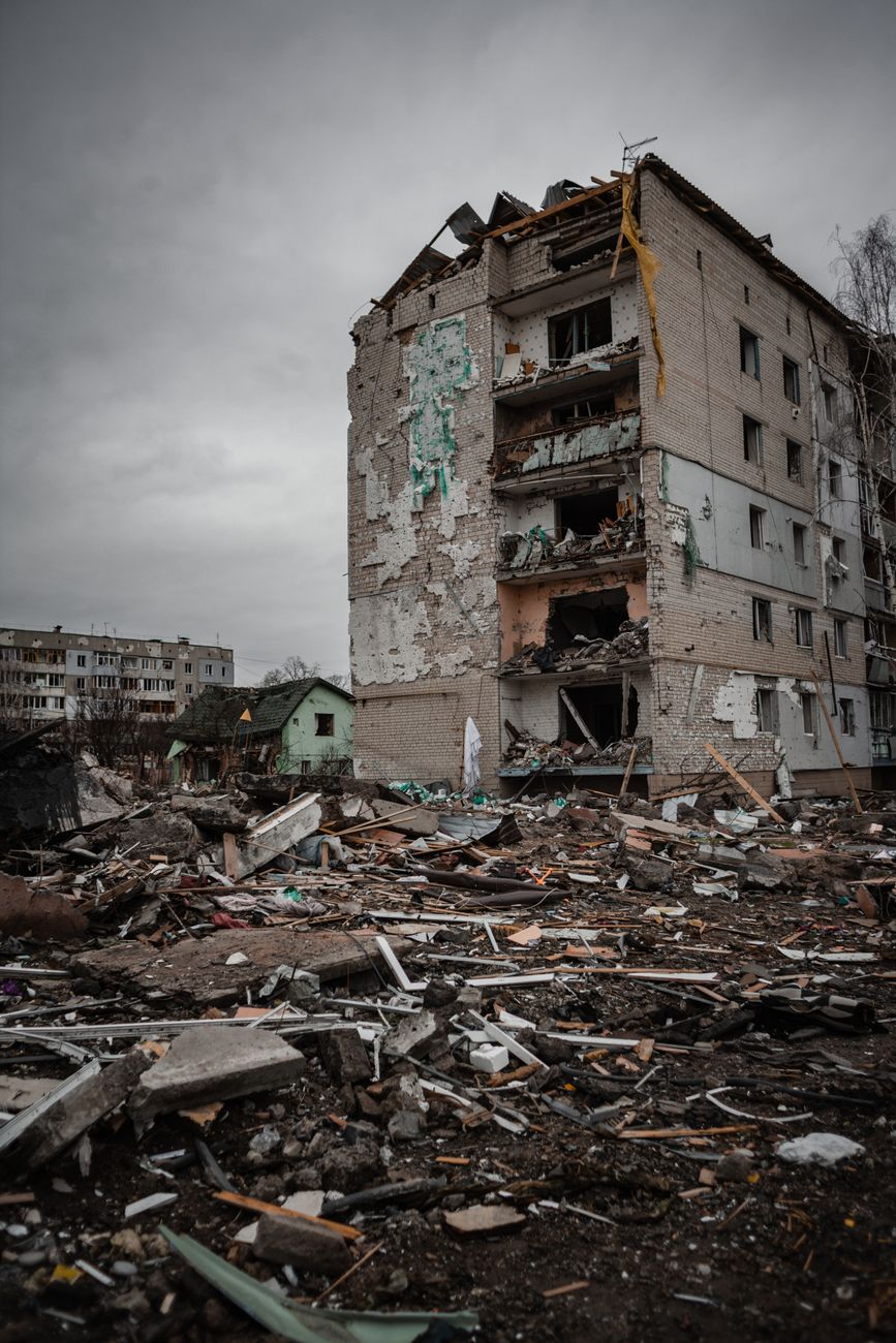 Een ernstig beschadigd woongebouw in Borodyanka, Oekraïne te midden van puin en verwoesting.