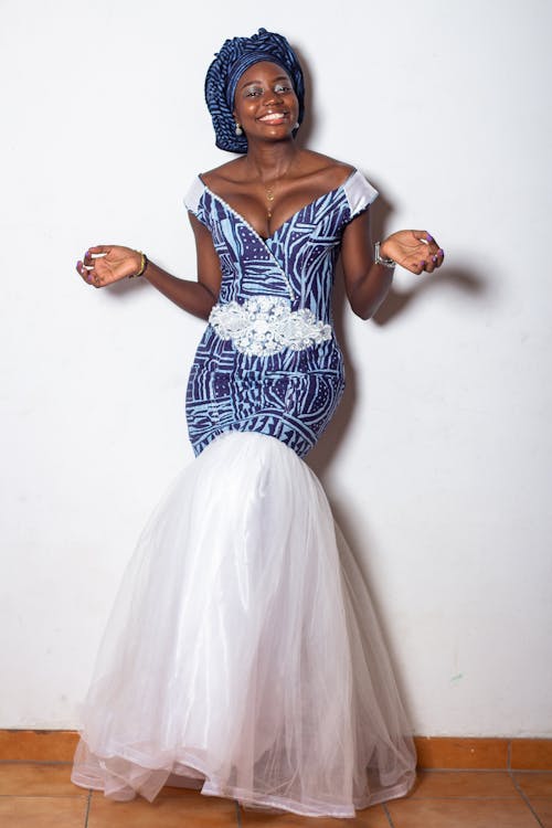Gratis arkivbilde med afrikansk kvinne, blå kjole, fasjonabel