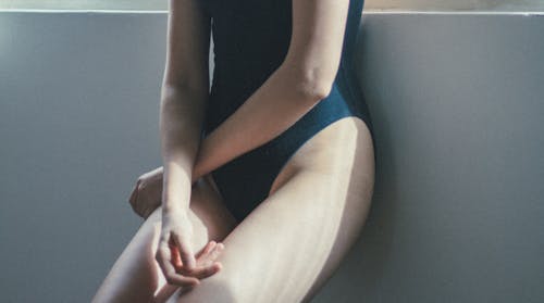 Безкоштовне стокове фото на тему «впритул, голі ноги, жінка»