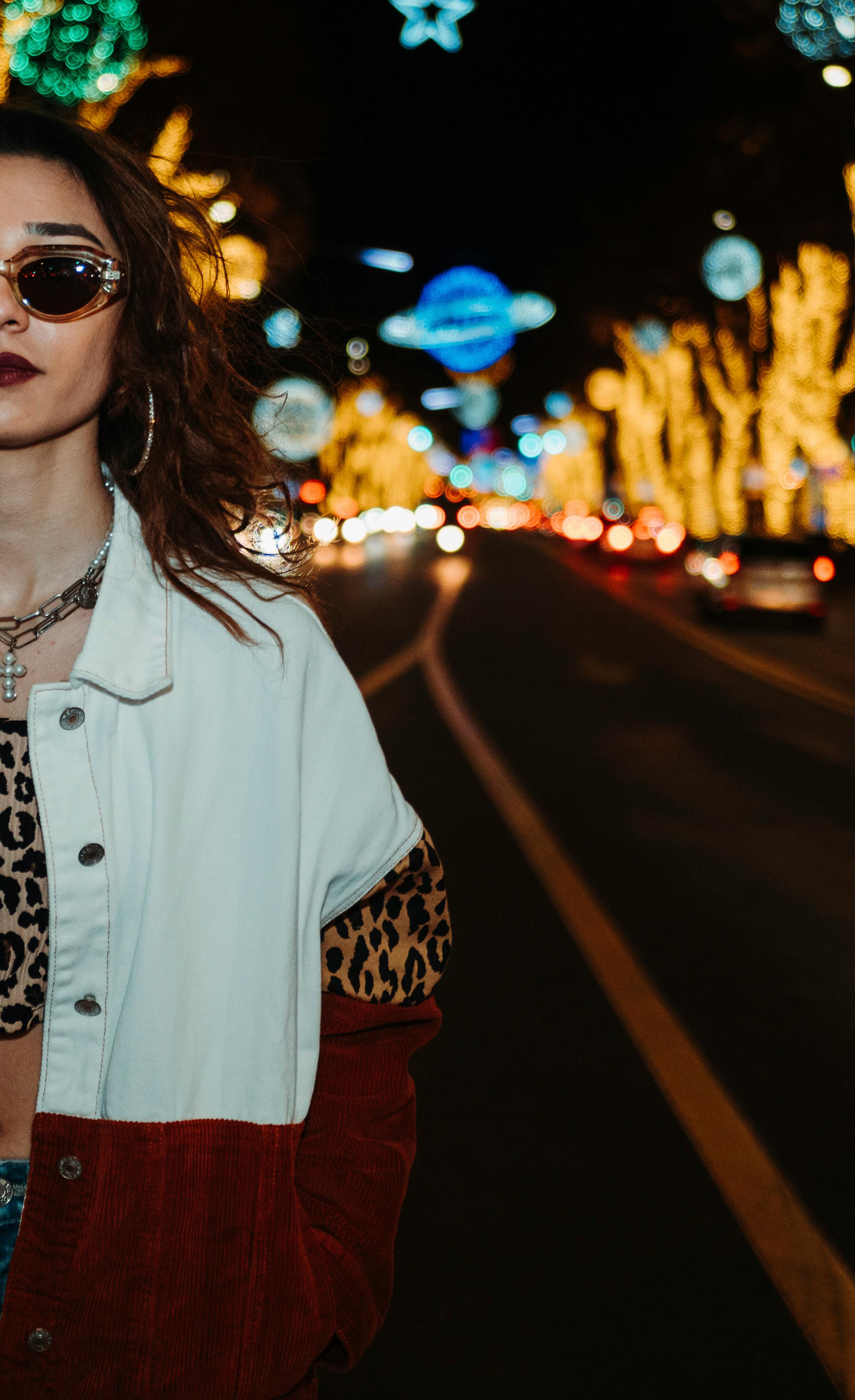 бесплатная Неглубокий фокус на женщине, стоящей на дороге Стоковое фото