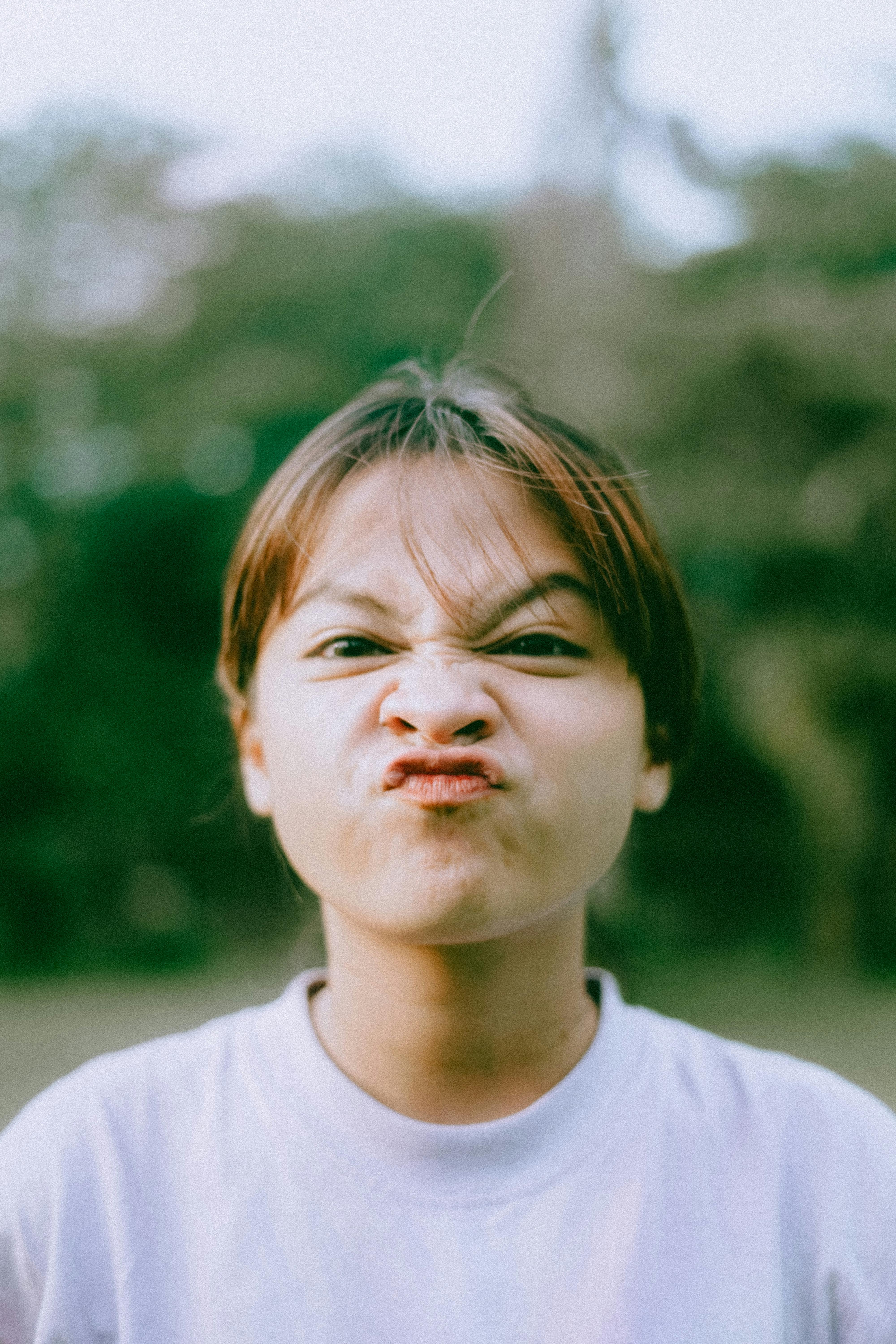 Zadarmo Fotobanka s bezplatnými fotkami na tému Ážijčanka, bezstarostný, biela blúzka Fotka z fotobanky