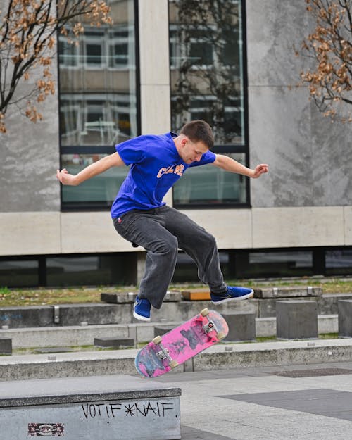 Foto stok gratis bermain skateboard, laki-laki, menipu