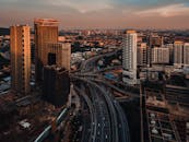 黄昏时分，一张令人惊叹的航拍照片展示了八打灵再也的城市景观，包括其道路和摩天大楼