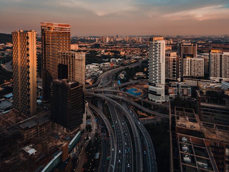 黄昏时分，一张令人惊叹的航拍照片展示了八打灵再也的城市景观，包括其道路和摩天大楼