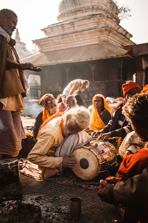 Δωρεάν στοκ φωτογραφιών με Άνθρωποι, ινδουιστικό ναό, κατακόρυφη λήψη