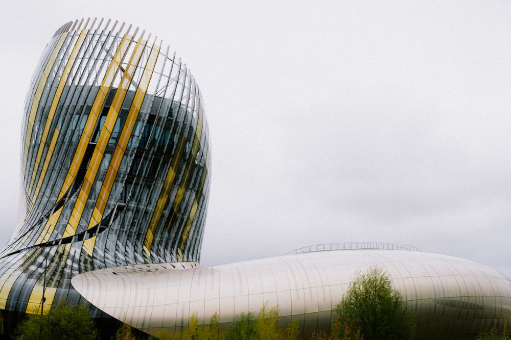 Clădirea modernă a muzeului Cité du Vin din Bordeaux