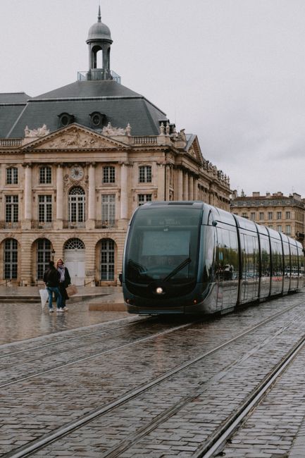 Fotomural Tram pasando frente a un edificio histórico en Burdeos, Francia, en un día nublado.