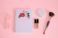 美丽公寓的粉色表面装饰着化妆品和笔记本图案，非常适合少女主题