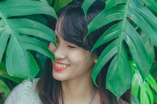 Fotografia De Close Up De Menina Perto Das Folhas