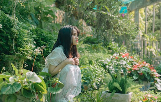 一名女子在花园里，享受着被郁郁葱葱的绿植和鲜花包围的宁静时刻