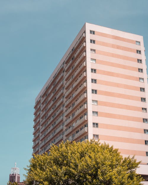 Fotos de stock gratuitas de árbol, arquitectura modernista, bloque de pisos