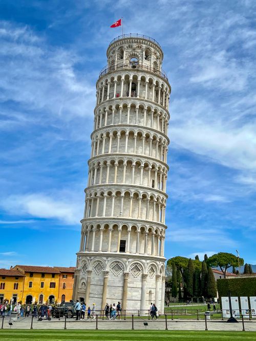 Free Iconic Leaning Tower of Pisa with clear blue sky, a popular tourist attraction in Italy. Stock Photo