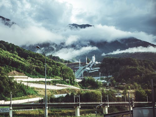 Kostenlos Grüner Berg Unter Weißen Wolken Stock-Foto