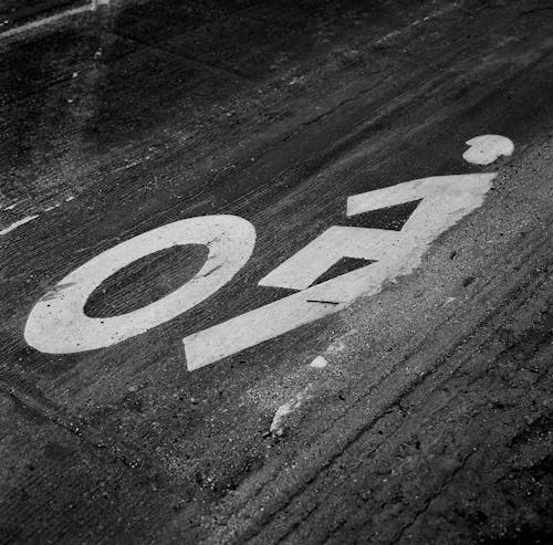 De franc Foto d'estoc gratuïta de advertència, asfalt, blanc i negre Foto d'estoc