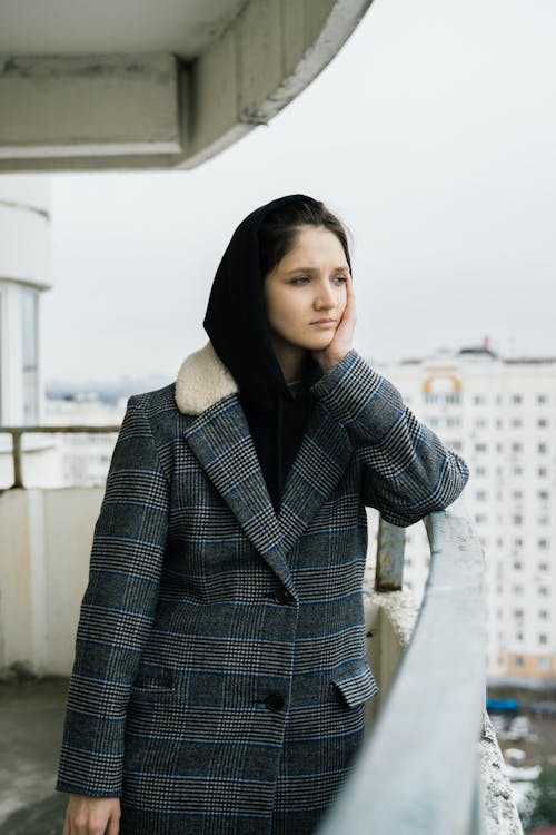 Základová fotografie zdarma na téma balkon, budovy, kavkazská žena