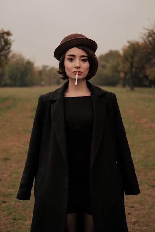 Foto d'estoc gratuïta de abric negre, barret, bonic