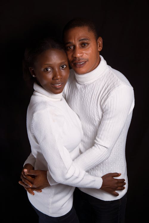 Бесплатное стоковое фото с афроамериканец пара, белый свитер, вертикальный выстрел