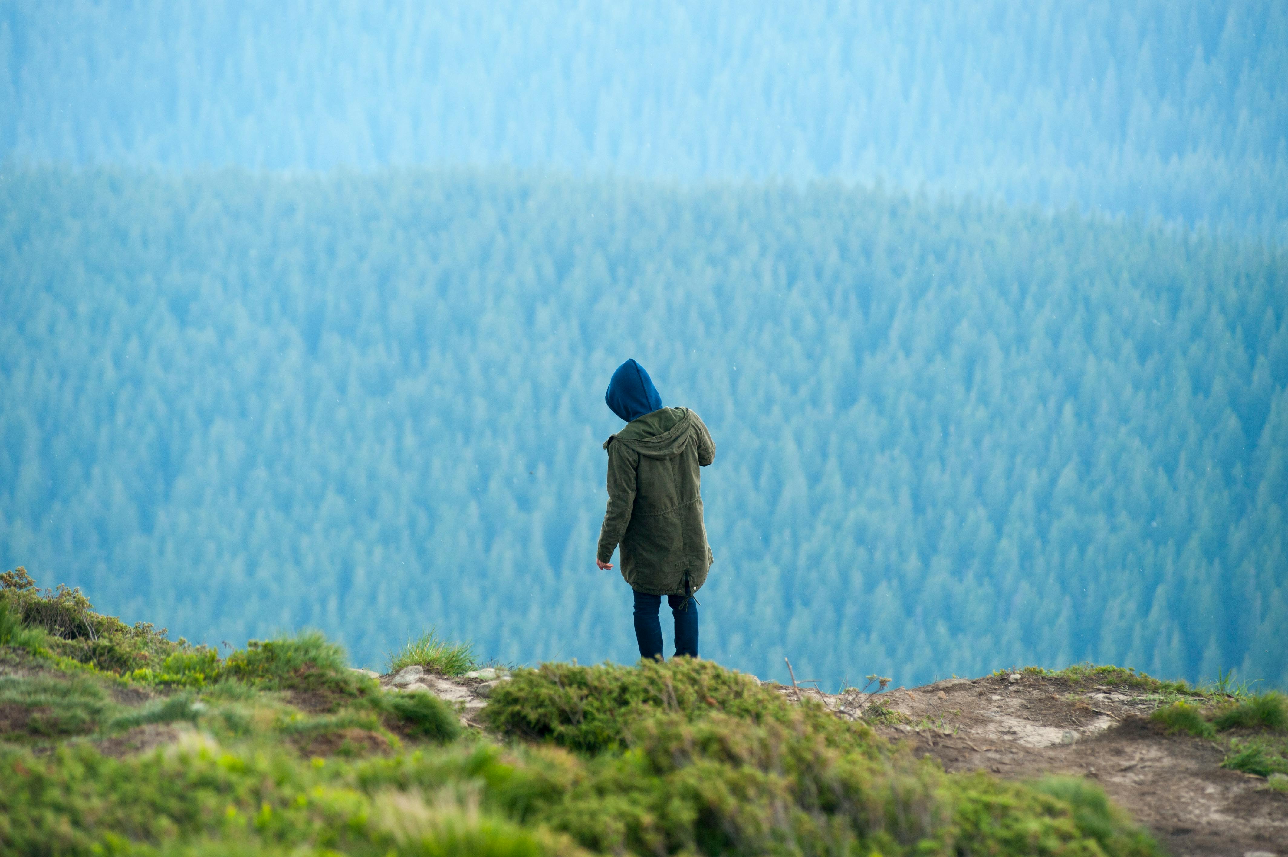 一个人站在悬崖上的高清图片-千叶网