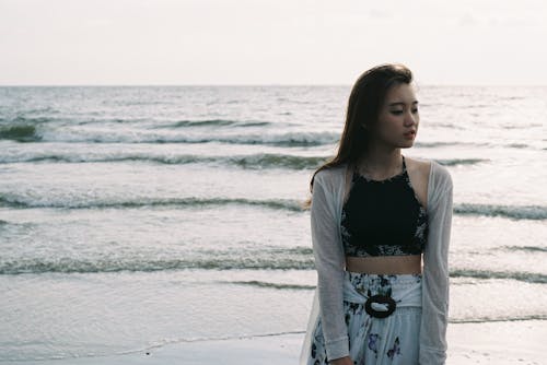 Ilmainen kuvapankkikuva tunnisteilla aallot, aasialainen nainen, hiekkaranta
