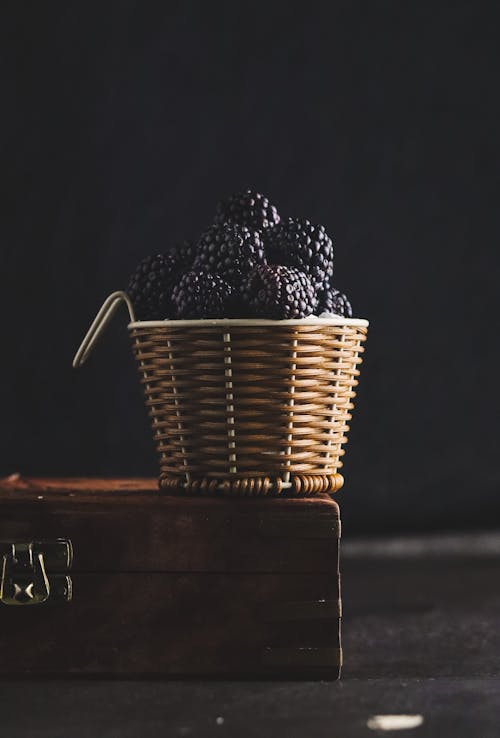 Foto stok gratis background hitam, Blackberry, buah