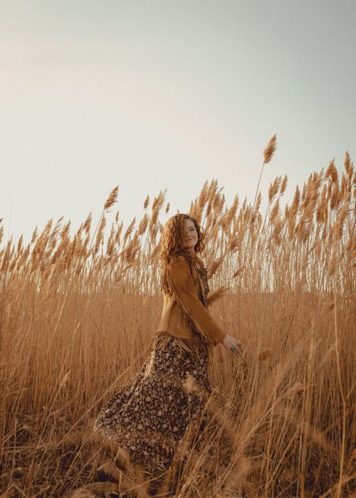 Gratis stockfoto met blanke vrouw, bloemetjesjurk, bruin haar