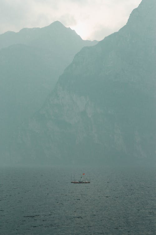 Foto d'estoc gratuïta de amb boira, barca, embarcació d'aigua