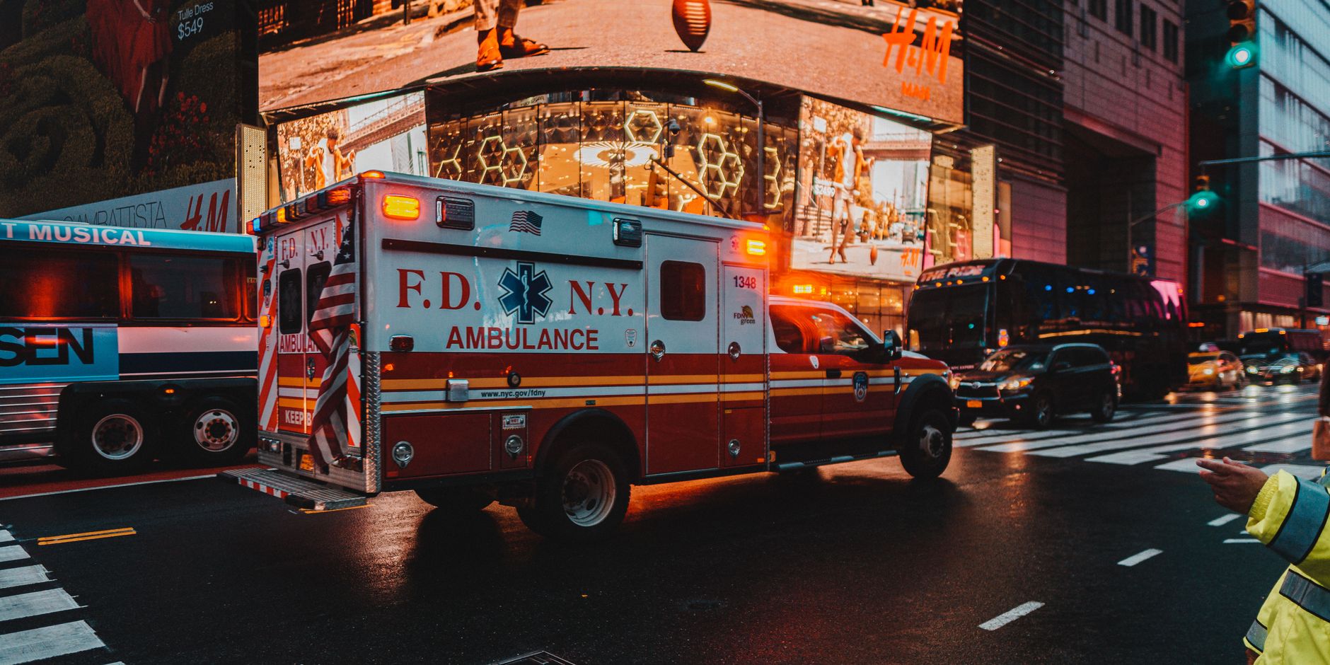 Estonya'da bir sokakta bekleyen ambulans aracı