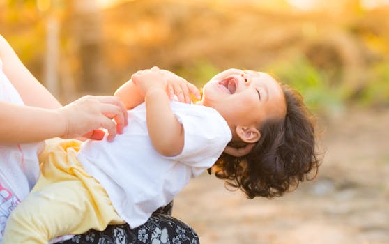 在温暖的夏日阳光下，一个快乐的婴儿正享受着户外玩耍的时光