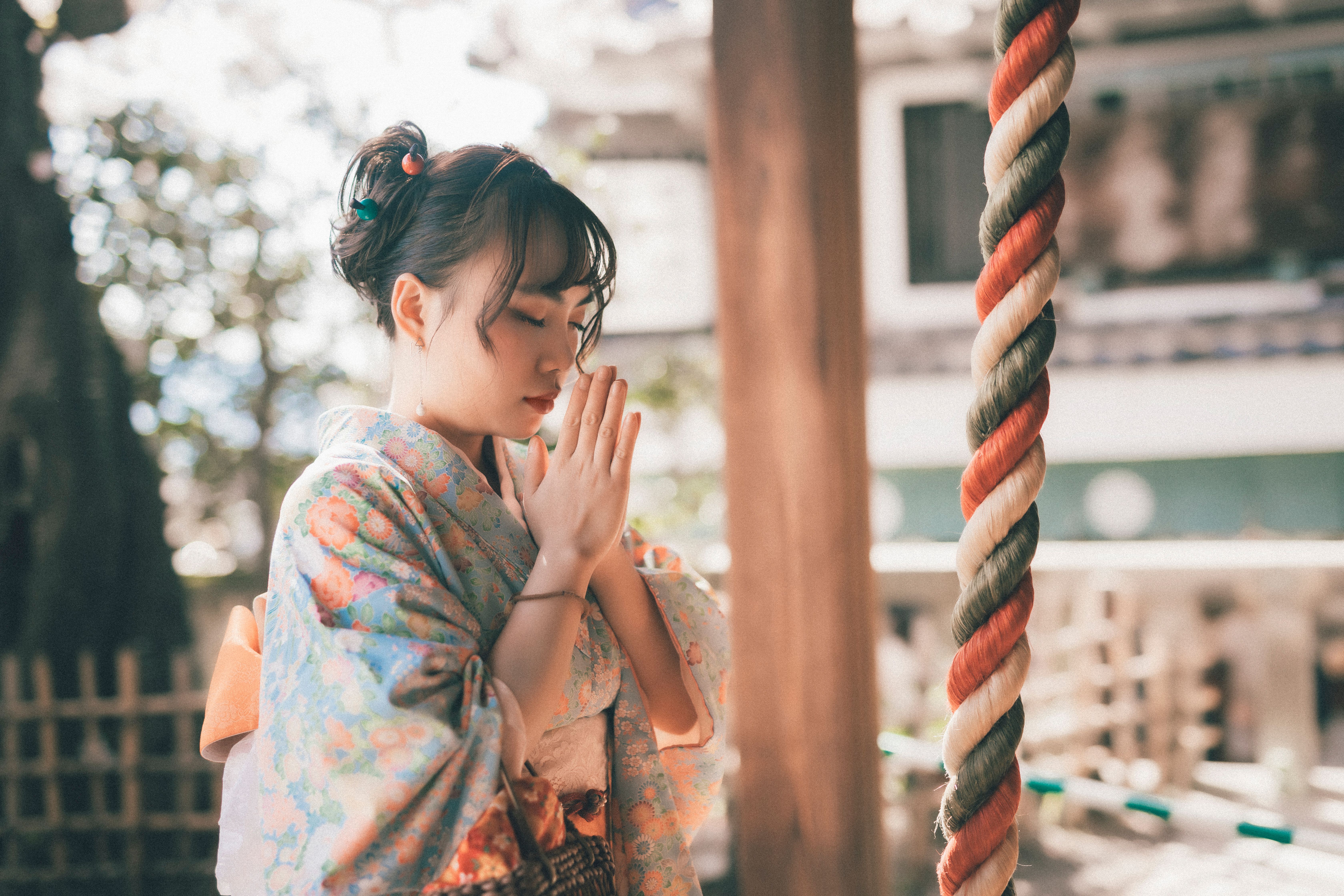 神社で参拝する着物姿のイメージ