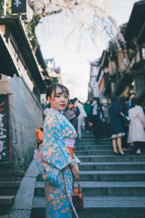 Gratis lagerfoto af asiatisk kvinde, fra siden, kimono