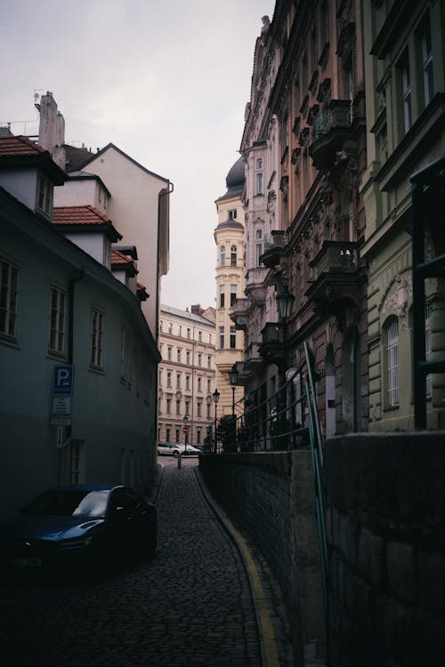 Foto profissional grátis de edifícios de concreto, rua estreita, tiro vertical