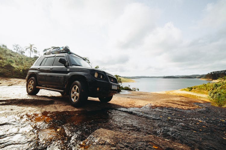 Off-road Car Driving In Difficult Terrain