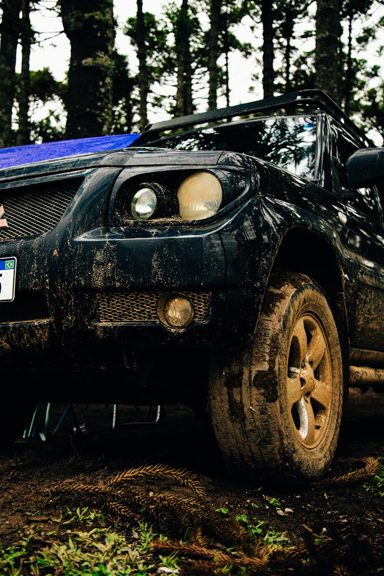 Muddy Bumper And Wheel Of Crossover