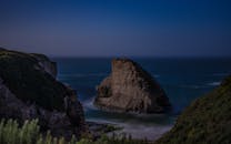 月光下，沿海悬崖与海洋的夜景格外美丽