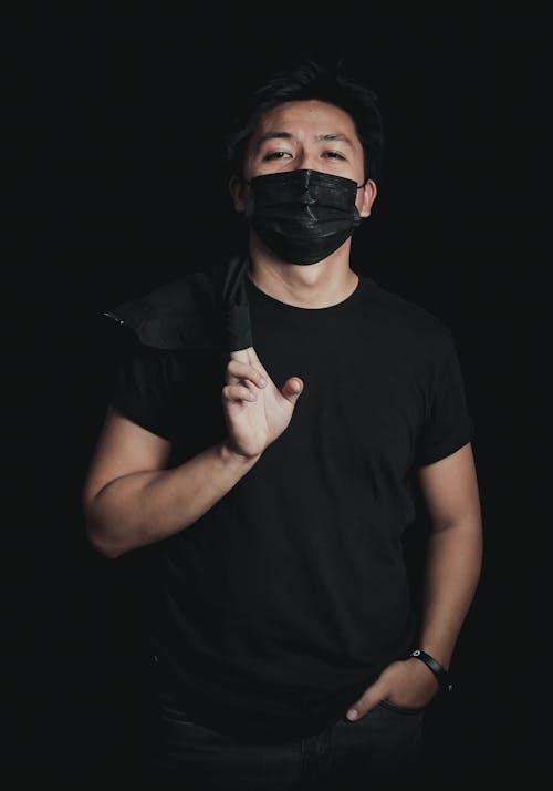 Foto profissional grátis de camisa preta, homem, máscara preta