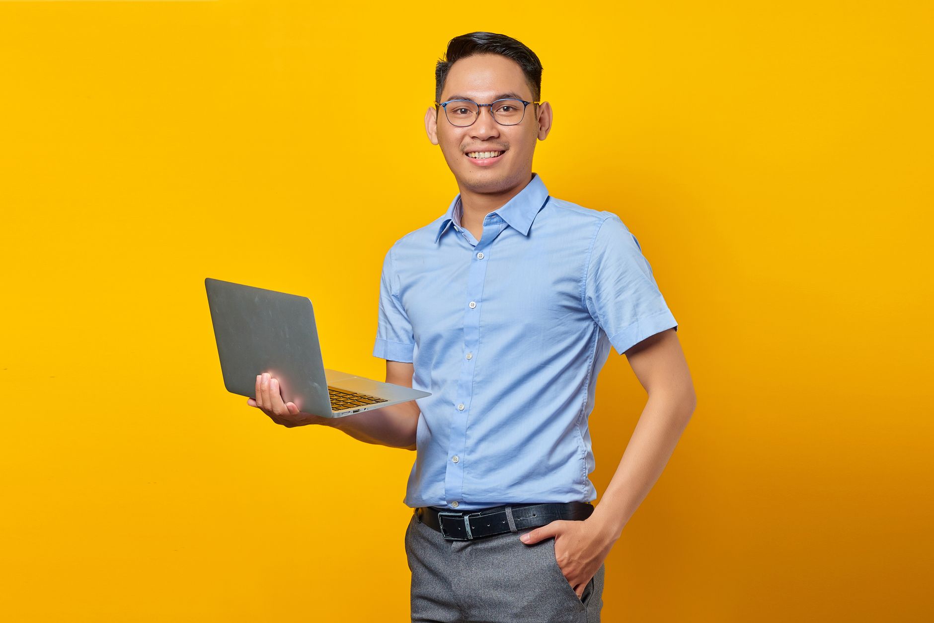 Chuyên viên tuyển dụng tập trung tìm kiếm ứng viên tiềm năng.