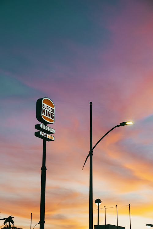 Imagine de stoc gratuită din fotografiere verticală, lumini stradale, regele burgerilor