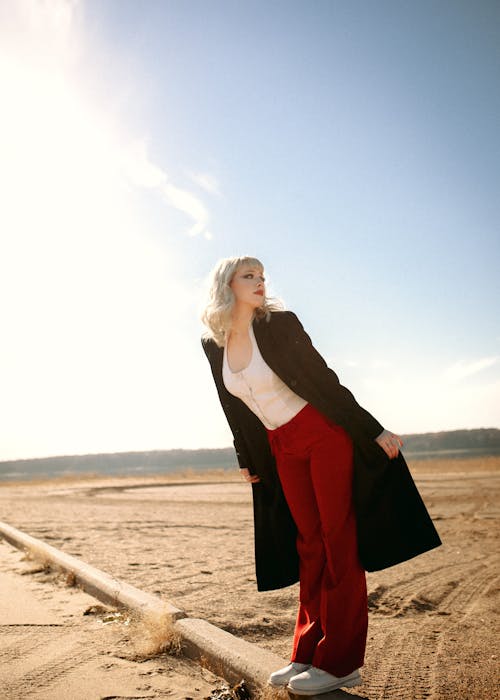 Základová fotografie zdarma na téma blond vlasy, černý kabát, červené kalhoty