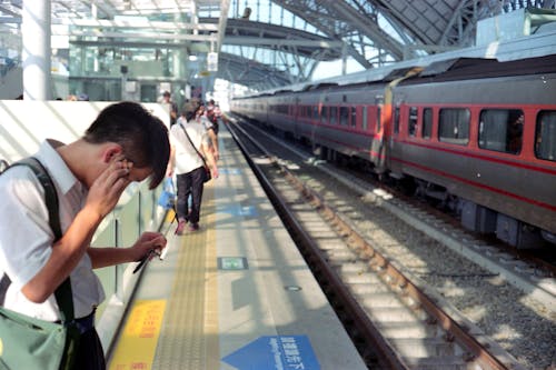 Fotos de stock gratuitas de andén, andén de metro, entrenar