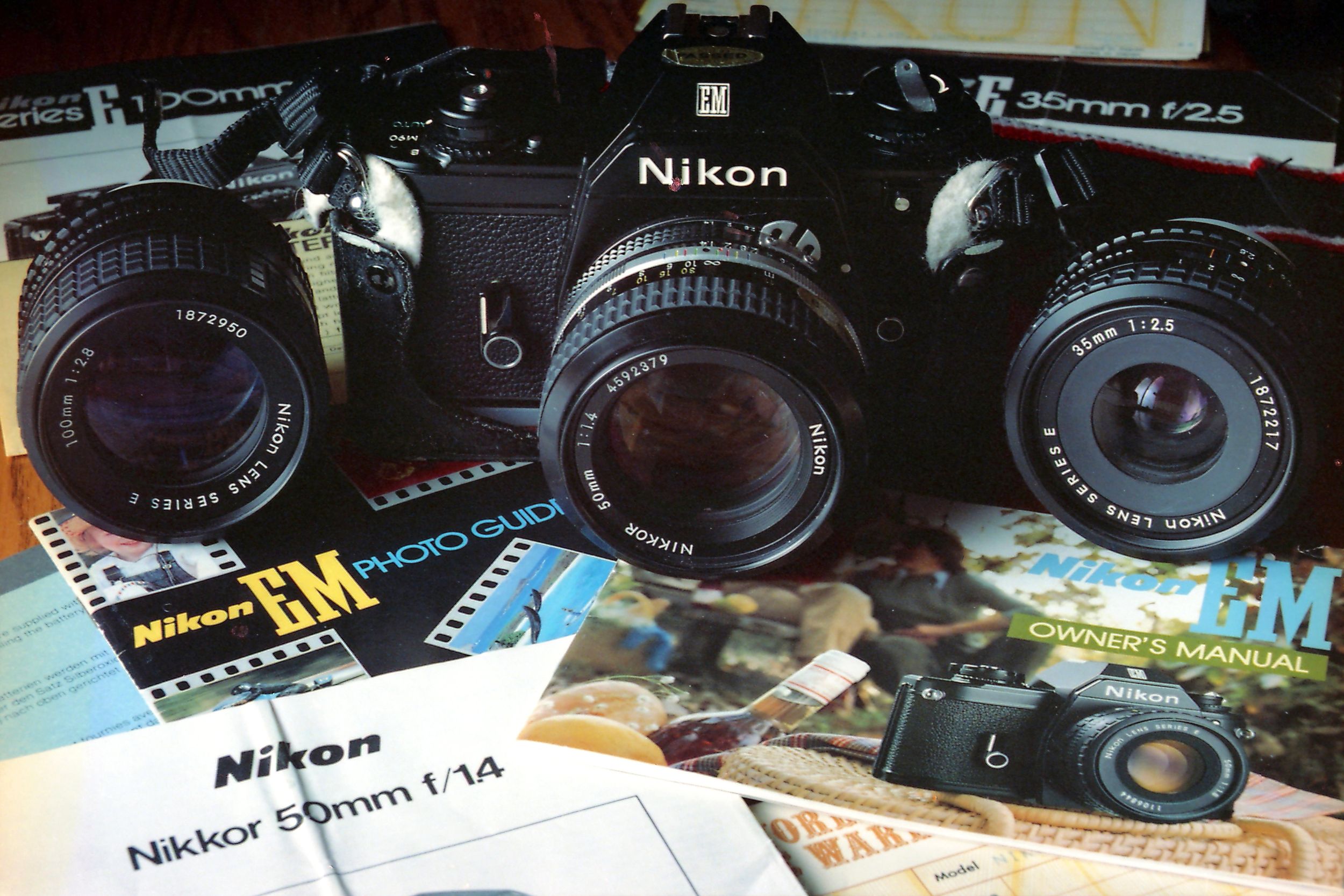 Appareil photo vintage sur fond sombre, molettes et boîtier métallique
