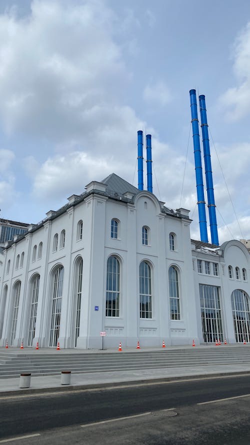 Immagine gratuita di camini industriali, cielo nuvoloso, città