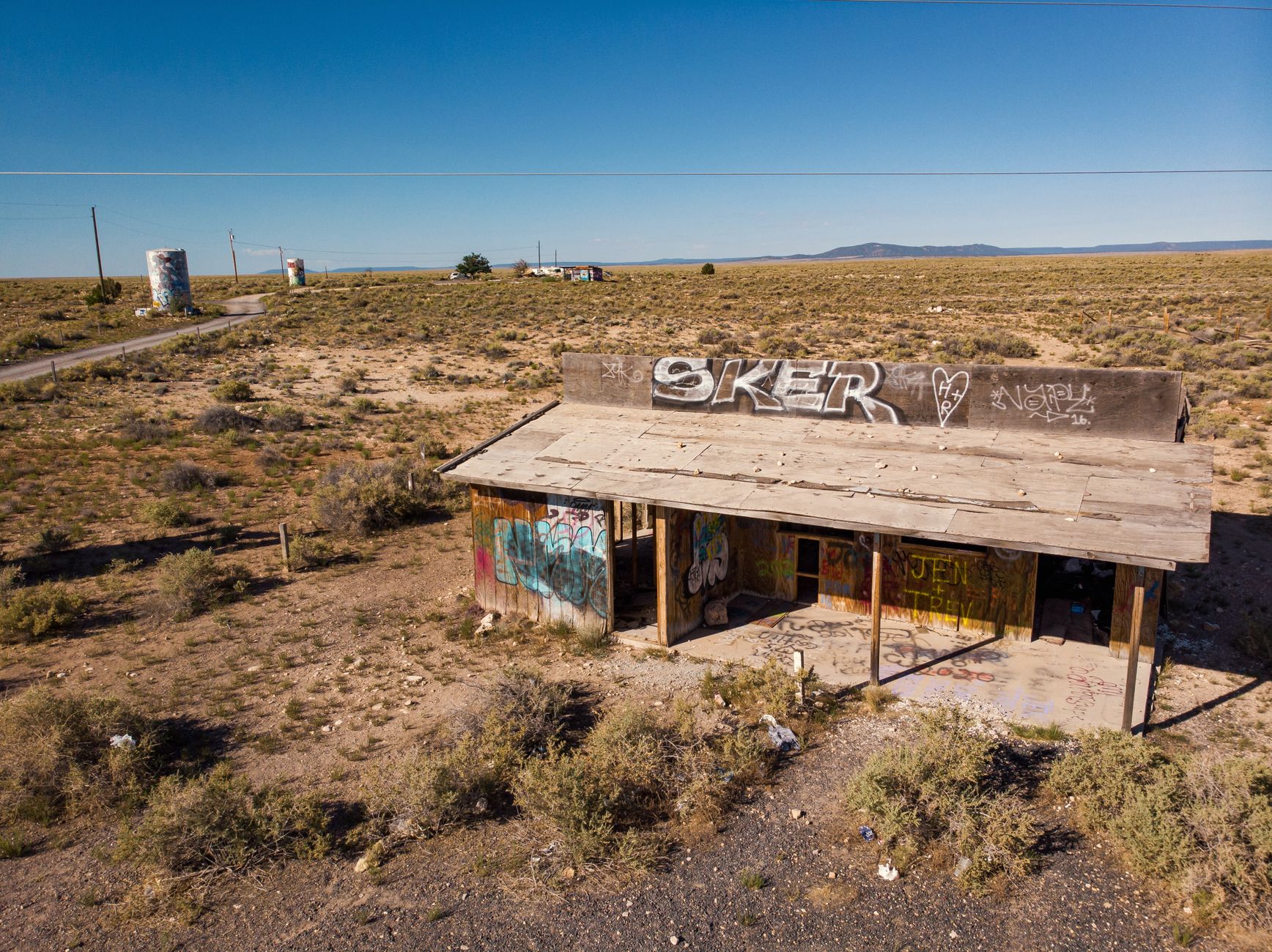 Explore the eerie beauty of an abandoned, graffiti-covered building in the arid Arizona desert.